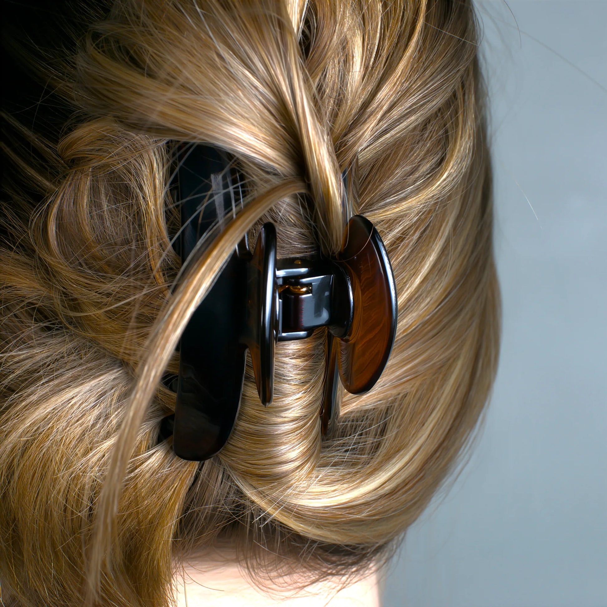 Luna 9 internal spring mechanism close-up — durable hinge detail in Piano Black
